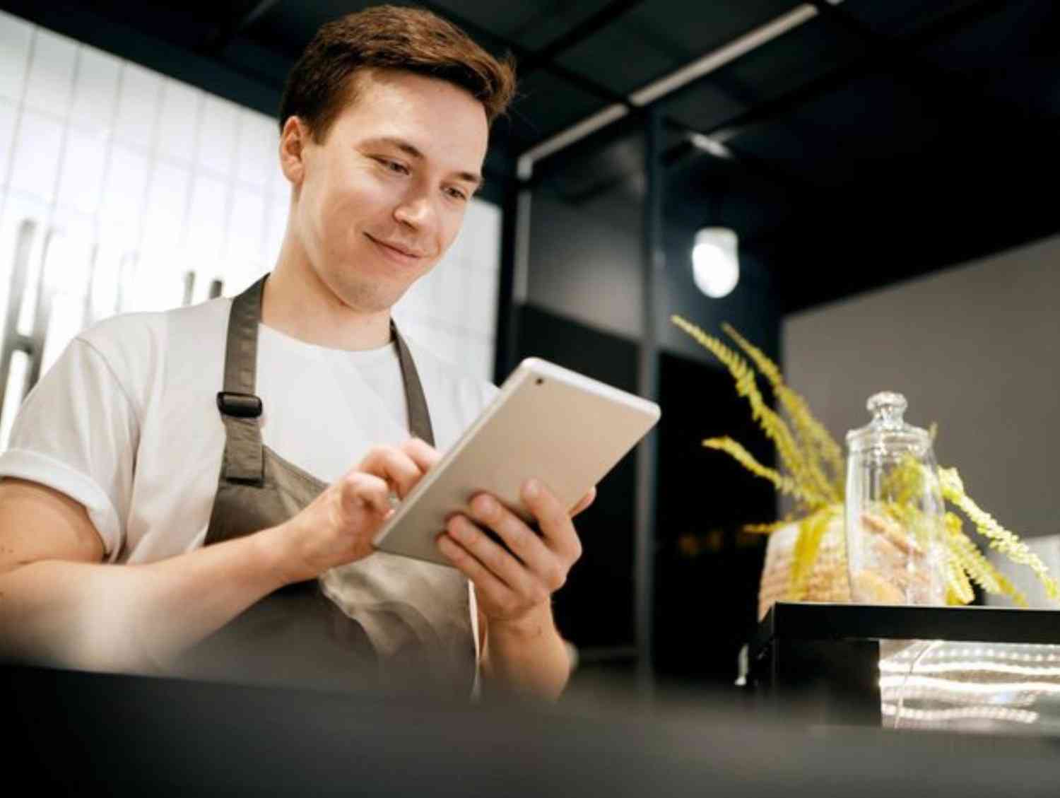 Restaurant POS software showing order tracking and table management system with live orders and table status.